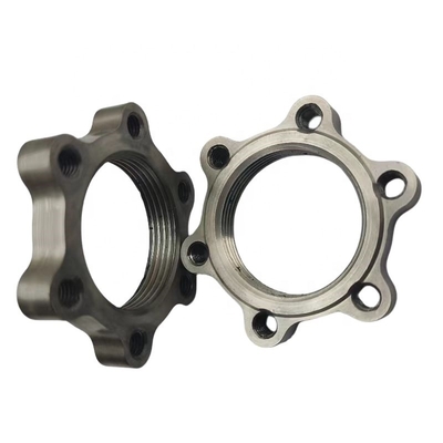 Prova prestazioni ineguagliabili di un'auto da corsa con un dado di titanio da 1-3/16&quot;-18 in argento.