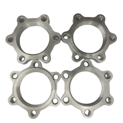 Prova prestazioni ineguagliabili di un'auto da corsa con un dado di titanio da 1-3/16&quot;-18 in argento.